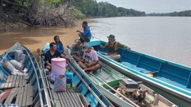 FOTO : Warga setempat melakukan pencarian terhadap korban yang hilang tenggelam di sekitaran sungai Desa Parupuk.