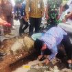 Pj Bupati Katingan Saiful saat melakukan Peletakan Batu Pembangunan Masjid At - Ta'Awun di Kompleks Kemenag Kasongan