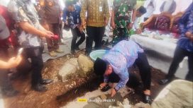 Pj Bupati Katingan Saiful saat melakukan Peletakan Batu Pembangunan Masjid At - Ta'Awun di Kompleks Kemenag Kasongan