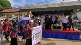 FOTO : Pj Bupati Katingan Saiful, saat melepas secara resmi kegiatan Pawai Ta'aruf FSQ di Desa Samba Danum.