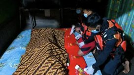 FOTO : Jenazah korban saat dievakuasi ke rumah Duka, di Desa Telaga, Kecamatan Kamipang, Kabupaten Katingan.