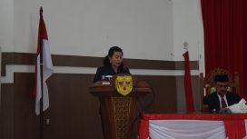 Jubir Banggar DPRD Gumas Rayaniati Djangkan sedang menyampaikan hasil pembahasan di gedu ng dewan setempat, Senin (5/8/2024) .