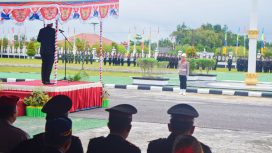 Kapolres Gumas, AKBP Theodorus P Santosa sedang memimpin upacara bendera di Halaman Kantor Bupati Gumas, pada Senin (1/07/2024). 