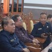 Anggota DPRD Gumas Polie L Mihing (dua kanan) bersama koleganya sedang mengikuti rapat paripurna dewan, Senin (01/07/2024).