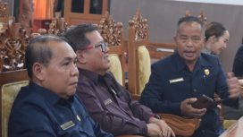 Anggota DPRD Gumas Polie L Mihing (dua kanan) bersama koleganya sedang mengikuti rapat paripurna dewan, Senin (01/07/2024).