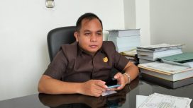 Anggota DPRD Gumas Evandi Juang ditemui awak media komfirmasi terkait peraturan desa adat di kantor dewan setempat, belum lama ini