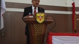  Pj Bupati Gumas Herson B Aden saat menyampaikan pidato persetujuannya di gedung dewan setempat, Senin (01/07/2024) lalu.
