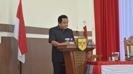 Anggota DPRD Gumas Carles Prenky sedang membaca pandangan umum rapat paripurna di gedung dewan setempat. belum lama ini.