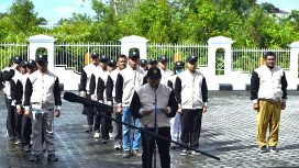 Kepala Disdikpora Kabupaten Gumas, Aprianto saat melaporkan kegiatan kepada Pj Bupati Herson B Aden saat pelepasan kontingen di rujab bupati setempat, belum lama ini.