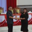 Sekda Gumas Richard FL sedang menyerahkan Raperda yang diajukan ke pihak DPRD Neni di gedung dewan, Senin (08/07/2024).
