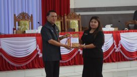Sekda Gumas Richard FL sedang menyerahkan Raperda yang diajukan ke pihak DPRD Neni di gedung dewan, Senin (08/07/2024).