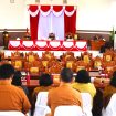 Tampak semua penjabat sedang serius mengikuti rapat paripurna di gedung dewan, Senin (08/07/2024) siang.