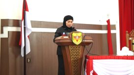 Anggota DPRD Gumas Sahriah sedang memberikan salam bagi peserta rapat di gedung dewan, Senin (08/07/2024).