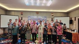 Sekda Gumas Richard FL berfose bersama jajaran kepala OPD usai rapat di kota Palangka Raya, belum lama ini.
