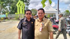 Ketua DPRD Gumas Akerman Sahidar tampak akrap dengan Staf Ahli Bupati Guanhin.