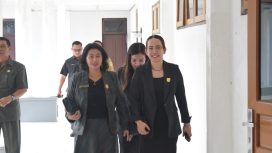  Ketua Komisi II DPRD Gumas Nomi Aprilia bersama koleganya tengah berjalan ingin memasuki ruang rapat kantor dewan setempat.