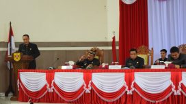 Anggota DPRD Gumas Mambang A Singam, selaku jubir Banggar sedang memberi salam di gedung dewan, Jumat (19/07/2024).