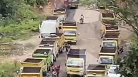 Tampak puluhan truk antri sedang melintas di Jalan ke Tahura Lapak Jaru.