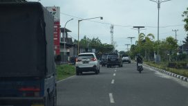 ampak Puluhan kendaraan sedang ngantri minyak bersubsidi di Jalan P Diponegoro, Selasa (6/8/2024).