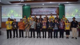 Pj Bupati Gumas Herson B Aden bersama Sekda Richard, Spesialis Pengembangan Program Sektor Non Pemerintah Unit Advokasi Kebijakan dan Kemitraan TNP2K Sekretariat Wakil Presiden RI Priambudhi Margoni, dan Kepala Bapperida Yantrio Aulia, ketika berfose bersama pada kegiatan rakor penanggulangan kemiskinan tahun 2024, Kamis (1/8/2024).