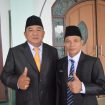 Wakil Ketua II DPRD Gumas Espriadi bersama rekannya Carles sedang acung jempol usai pelantikan.
