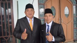 Wakil Ketua II DPRD Gumas Espriadi bersama rekannya Carles sedang acung jempol usai pelantikan.
