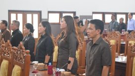 Kalangan Anggota DPRD Gumas, Dewi Sari (dua Kanan) dan koleganya.