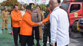 MENCEK ALAT : Pj Bupati Gumas Herson B Aden, saat mengecek kesiapan alat sarpras milik BPBD setempat di depan kantor bupati, Senin (5/8).