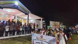 FOTO : Pj Bupati Katingan Saiful, saat melepas secara resmi kegiatan Pawai Tanglong, dihalaman LPTQ Katingan.