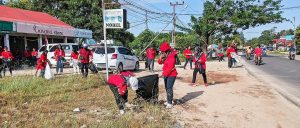 PDIP Katingan Bersih-Bersih Kota Kasongan