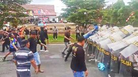 Gabungan Polres Katingan, Kodim 1019 Katingan dan Satpol PP dan Damkar saat melaksanakan Simulasi Sispamkota di KPU Katingan