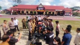 Kapolres Katingan AKBP Chandra Ismawanto bersama Penjabat Bupati Katingan Sutoyo serta beberapa pejabat melakukan pengecekan peralatan yang siap digunakan pada Pilkada Serentak 2024