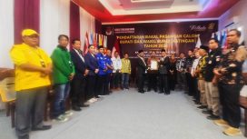 Pasangan Calon Bupati Saiful dan Wakilnya Firdaus didampingi pimpinan partai pengusung menyerahkan dokumen pendaftaran kepada Ketua KPU Katingan Wahyuni