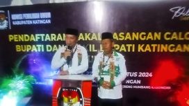 Calon Bupati Suhaemi dan Calon Wakil Bupati Nikodemus usai daftar di KPU Katingan