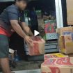 Potongan video rekaman CCTV pemuda yang dituduh ngintip di jam yang sama ditudukan sedang bekerja bongkar muat barang,  Jumat (2/8/2024).