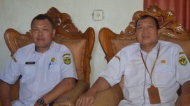 Kepala BPBD Gumas Champili dan Sekbannya Atis (satu kiri) saat dikomfirmasi di ruang kerja sekban setempat, Rabu (14/8/2024).