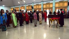 Ketua PN Kurun Galih Bawono SH MH, sedang melantik 25 Dewan di GPU Damang Batu, Senin (19/8/2024). 