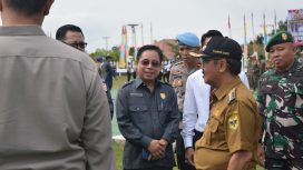 Ketua DPRD Gumas Sementara Herbert Y Asin saat bersama Pj Bupati Gumas tengah mengecek Sarpras di depan kantor bupati setempat, Senin (26/8/2024).