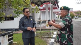 Ketua DPRD Gumas Sementara Herbert Y Asin tampak akrap berbincang dengan Pabung Gumas di depan kantor bupati setempat, Senin (26/8/2024).
