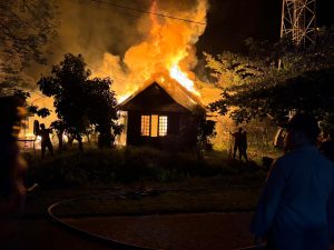 Lupa Matikan Kompor, Dua Rumah Hangus Terbakar di Gunung Mas