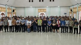 Gubernur Kalteng H. Sugianto Sabran, Pj Bupati Herson B Aden, Ketua Bawaslu Yepta, Kepala OPD Prov Kalteng, Sekda Gumas Richard FL, Kabag Ops Kompol Budiono, Camat dan sejumlah camat, lurah serta Kades, berfose bersama di GPU Damang Batu, Sabtu (21/9/2024).