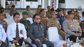 Ketua Sementara DPRD Gumas Herbert Y Asin saat menhadiri kegiatan apel di Pemda setempat.