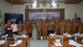 Sekda Gumas Richard FL didampingi Kepala BPBD Champili saat membuka kegiatan, Insert : Sekda dan pihak terkait sedang berfose bersama di aula kantor Inspektorat, Selasa (24/9/2024).