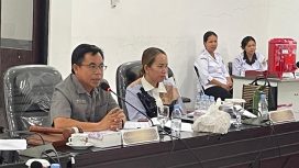 


Ketua Sementara DPRD Gumas Herbert Y Asin dan Nomi Aprilia sedang memimpin rapat tatib digedung dewan, Senin (30/9/2024).