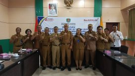 FOTO :  Sekda Katingan Pransang, foto bersama jajaran usai pelaksanaan kegiatan sosialisasi.