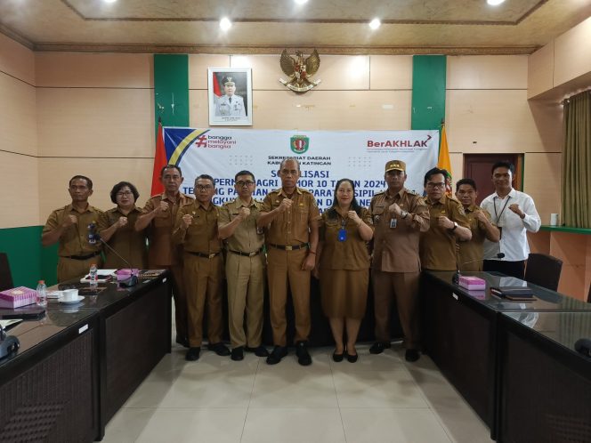 
					FOTO :  Sekda Katingan Pransang, foto bersama jajaran usai pelaksanaan kegiatan sosialisasi.
