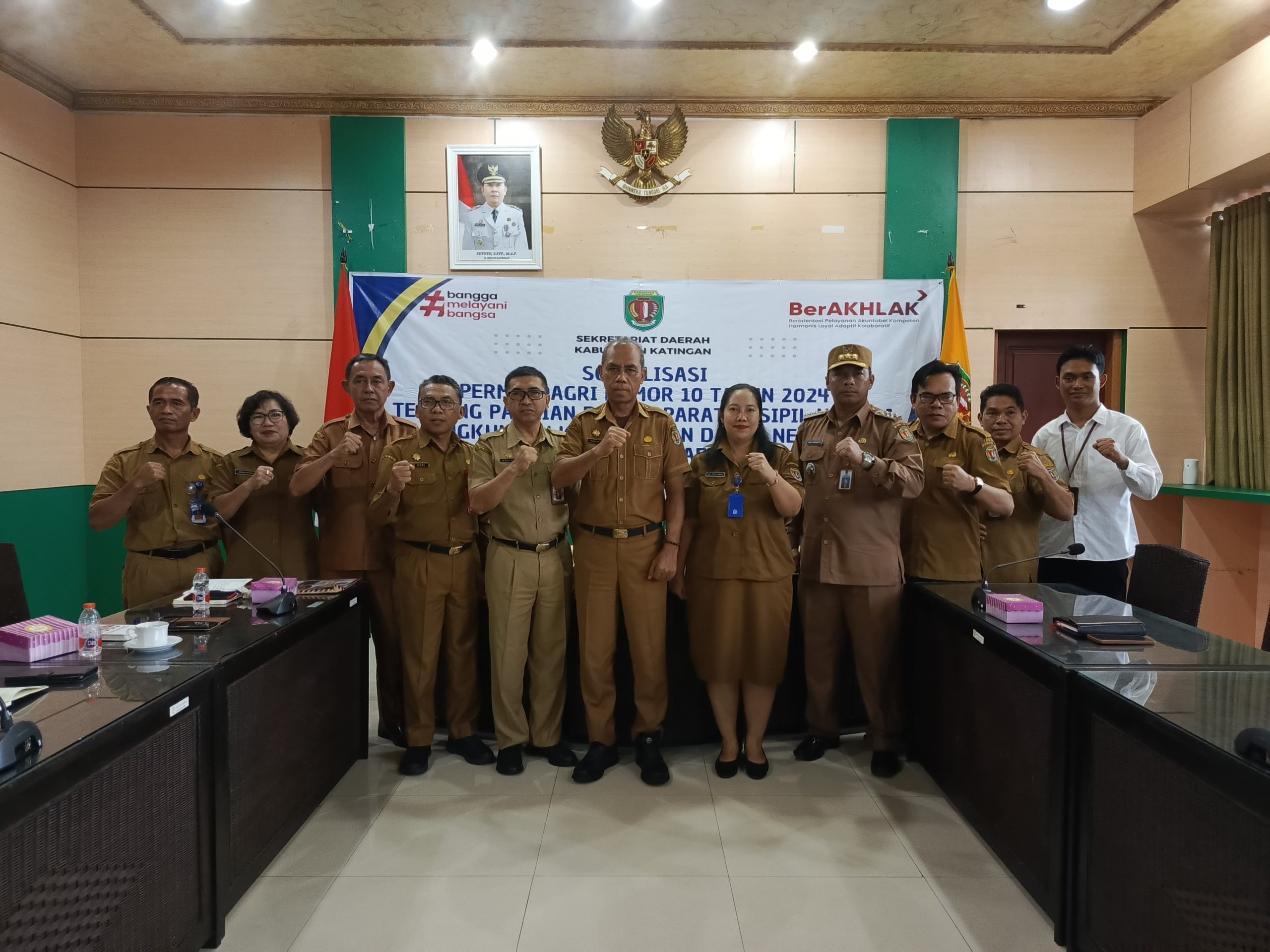 FOTO :  Sekda Katingan Pransang, foto bersama jajaran usai pelaksanaan kegiatan sosialisasi.