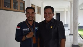Anggota DPRD Gumas Darwinson Concon bersama Kepala PDAM Hendra Toedan.