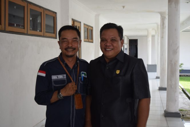 
					Anggota DPRD Gumas Darwinson Concon bersama Kepala PDAM Hendra Toedan.