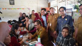 Ketua Sementara DPRD Gumas Herbert Y. Asin, mengawal Pj Bupati Herson B. Aden saat periksa kesehatan di Desa T Miwan, Selasa (22/10).